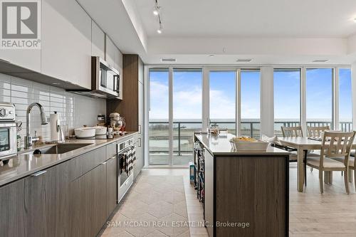 912 - 220 Missinnihe Way, Mississauga, ON - Indoor Photo Showing Kitchen With Upgraded Kitchen