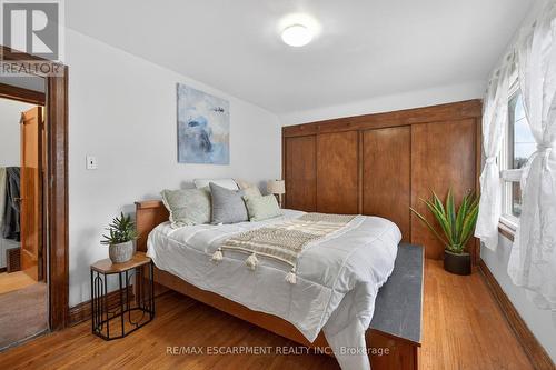 144 Hunter Street W, Hamilton, ON - Indoor Photo Showing Bedroom