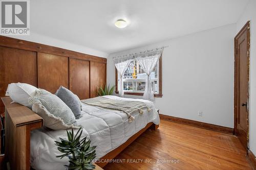 144 Hunter Street W, Hamilton, ON - Indoor Photo Showing Bedroom