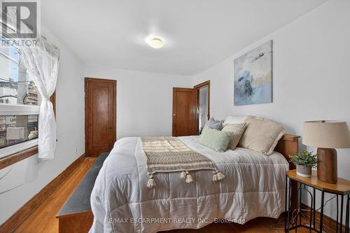 144 Hunter Street W, Hamilton, ON - Indoor Photo Showing Bedroom
