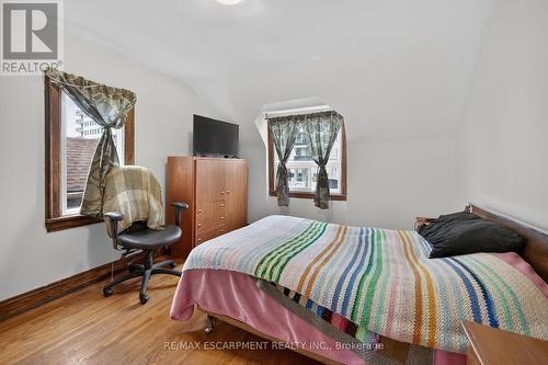 144 Hunter Street W, Hamilton, ON - Indoor Photo Showing Bedroom
