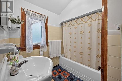144 Hunter Street W, Hamilton, ON - Indoor Photo Showing Bathroom