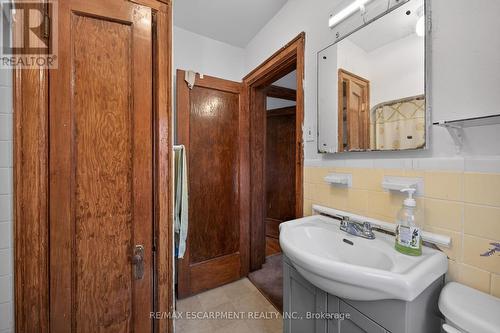 144 Hunter Street W, Hamilton, ON - Indoor Photo Showing Bathroom
