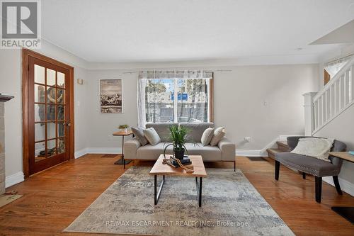 144 Hunter Street W, Hamilton, ON - Indoor Photo Showing Living Room