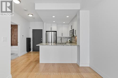 1407 - 551 Maple Avenue, Burlington, ON - Indoor Photo Showing Kitchen