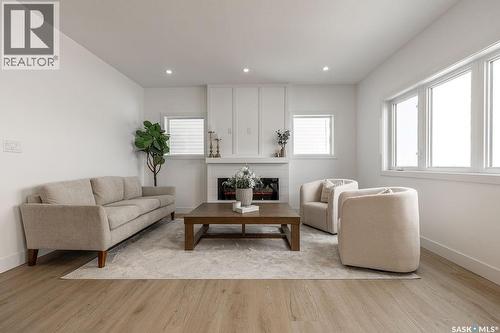 307 Sharma Crescent, Saskatoon, SK - Indoor Photo Showing Living Room