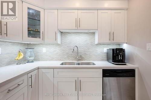 3867 Stardust Drive, Mississauga, ON - Indoor Photo Showing Kitchen With Upgraded Kitchen