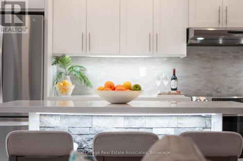 3867 Stardust Drive, Mississauga, ON - Indoor Photo Showing Kitchen With Upgraded Kitchen