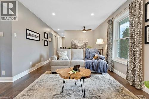 34 Leslie Avenue, Cambridge, ON - Indoor Photo Showing Living Room