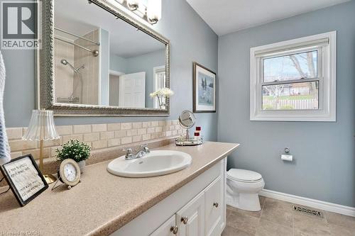 34 Leslie Avenue, Cambridge, ON - Indoor Photo Showing Bathroom
