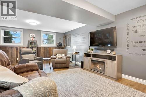 34 Leslie Avenue, Cambridge, ON - Indoor Photo Showing Living Room