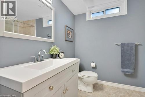 34 Leslie Avenue, Cambridge, ON - Indoor Photo Showing Bathroom