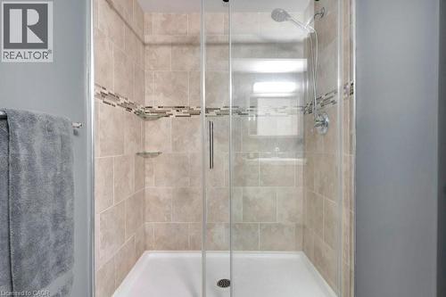 34 Leslie Avenue, Cambridge, ON - Indoor Photo Showing Bathroom