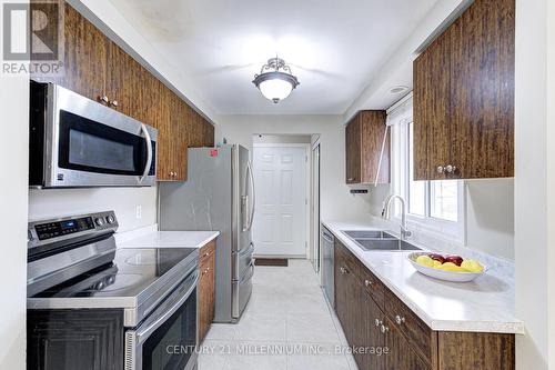 15 Northview Heights Drive, Cambridge, ON - Indoor Photo Showing Kitchen With Double Sink With Upgraded Kitchen