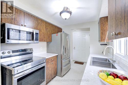 15 Northview Heights Drive, Cambridge, ON - Indoor Photo Showing Kitchen With Double Sink