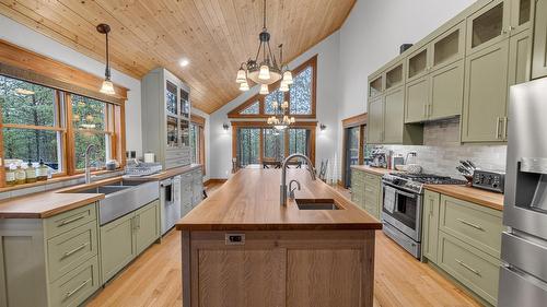 347 Forest Crowne Terrace, Kimberley, BC - Indoor Photo Showing Kitchen With Double Sink With Upgraded Kitchen