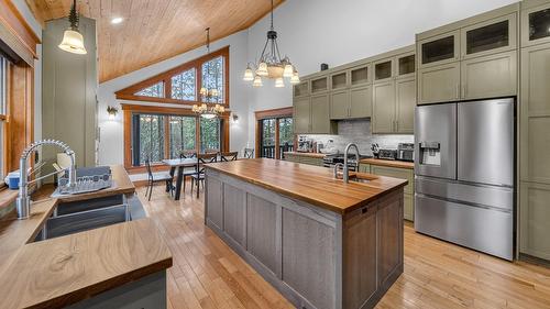 347 Forest Crowne Terrace, Kimberley, BC - Indoor Photo Showing Kitchen