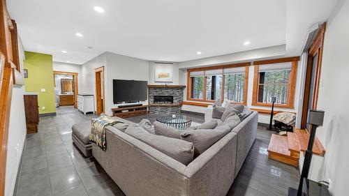 347 Forest Crowne Terrace, Kimberley, BC - Indoor Photo Showing Living Room With Fireplace