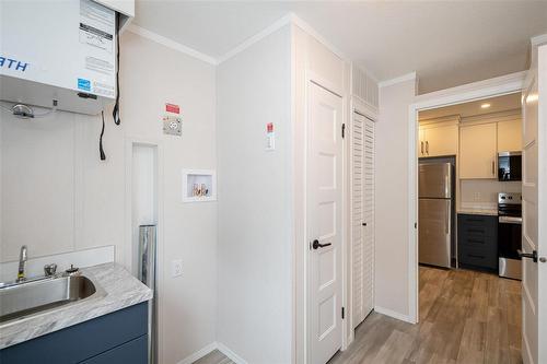 85 Sandale Drive, Winnipeg, MB - Indoor Photo Showing Kitchen