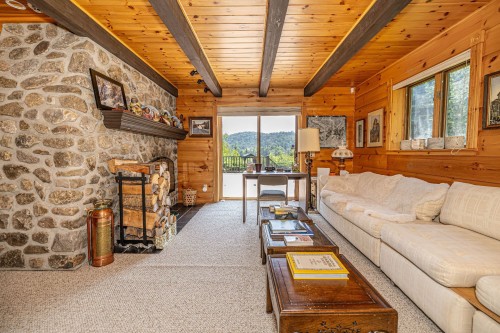 Salle familiale - 20 Ch. Poupart, Ivry-Sur-Le-Lac, QC 
