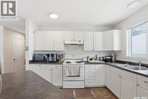 222 V Avenue S, Saskatoon, SK - Indoor Photo Showing Kitchen With Double Sink