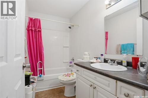 222 V Avenue S, Saskatoon, SK - Indoor Photo Showing Bathroom