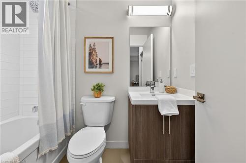 4 pc bathroom. - 2081 Fairview Street Unit# 1402, Burlington, ON - Indoor Photo Showing Bathroom