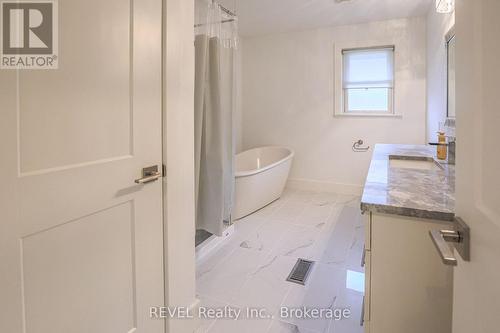 325 Grantham Avenue, St. Catharines (Carlton/Bunting), ON - Indoor Photo Showing Bathroom