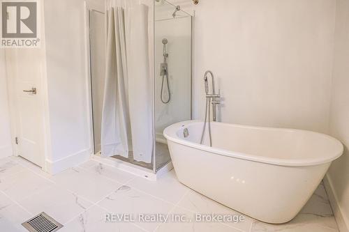 325 Grantham Avenue, St. Catharines (Carlton/Bunting), ON - Indoor Photo Showing Bathroom