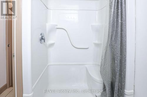 325 Grantham Avenue, St. Catharines (Carlton/Bunting), ON - Indoor Photo Showing Bathroom