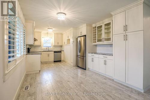 325 Grantham Avenue, St. Catharines (Carlton/Bunting), ON - Indoor Photo Showing Kitchen