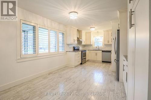 325 Grantham Avenue, St. Catharines (Carlton/Bunting), ON - Indoor Photo Showing Kitchen