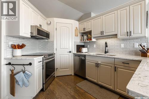 330 Pobran Crescent, Saskatoon, SK - Indoor Photo Showing Kitchen With Stainless Steel Kitchen With Upgraded Kitchen