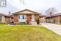 5915 FRONTENAC STREET N Niagara Falls (Arad/Fallsview), ON L2G 3B1