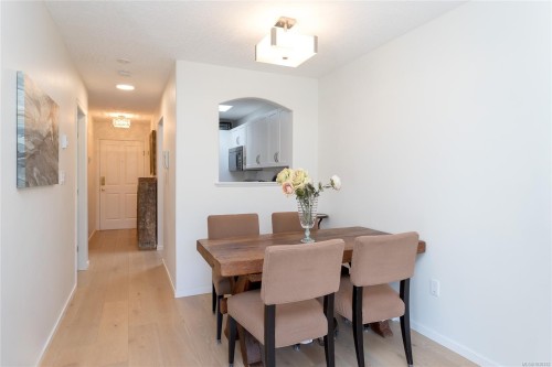#204-9725 Fourth St, Sidney, BC - Indoor Photo Showing Dining Room