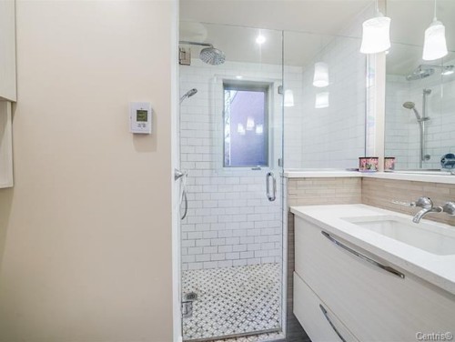 Salle de bains - 8410 Rue Foucher, Montréal (Villeray/Saint-Michel/Parc-Extension), QC - Indoor Photo Showing Bathroom