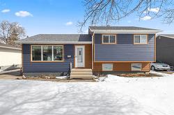 92 MACAULAY CR  Winnipeg, MB R2G 0P5