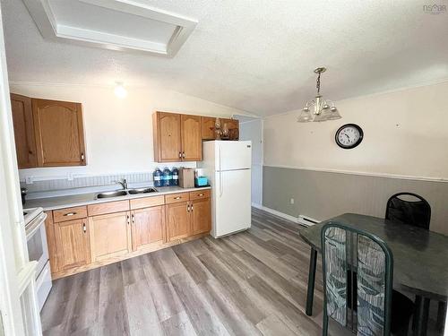 23 New Road, The Hawk, NS 