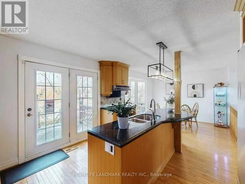 837 Apple Gate Court, Mississauga, ON - Indoor Photo Showing Kitchen With Double Sink