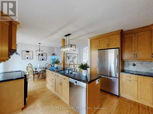 837 Apple Gate Court, Mississauga, ON - Indoor Photo Showing Kitchen With Double Sink