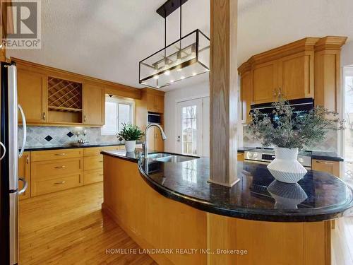 837 Apple Gate Court, Mississauga, ON - Indoor Photo Showing Kitchen