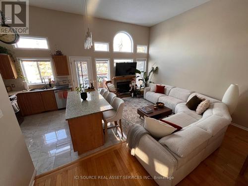 127 Gladeview Private, Ottawa, ON - Indoor Photo Showing Living Room