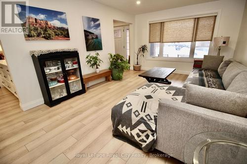 82 Gunn Avenue, Cambridge, ON - Indoor Photo Showing Living Room