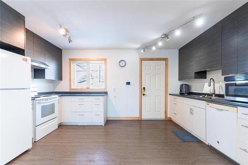 28 Code Street, Winnipeg, MB - Indoor Photo Showing Kitchen