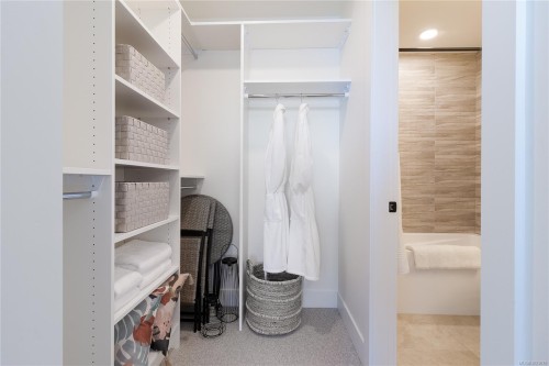 #102-201 Dogwood Dr, Ladysmith, BC - Indoor With Storage