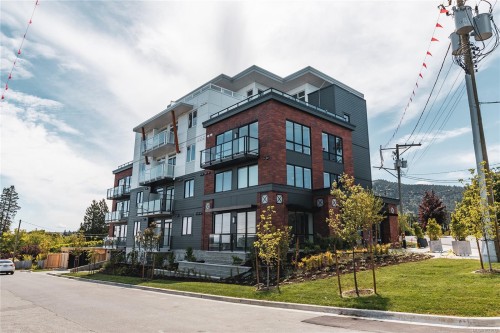 #102-201 Dogwood Dr, Ladysmith, BC - Outdoor With Facade