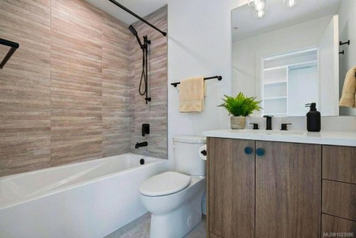 205-201 Dogwood Dr, Ladysmith, BC - Indoor Photo Showing Bathroom