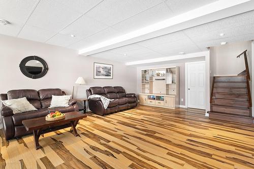 Salle familiale - 30 Ch. Du Lac-De-La-Ferme, Otter Lake, QC - Indoor Photo Showing Living Room