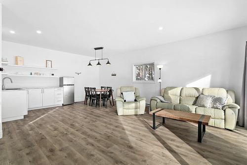 Vue d'ensemble - 30 Ch. Du Lac-De-La-Ferme, Otter Lake, QC - Indoor Photo Showing Living Room