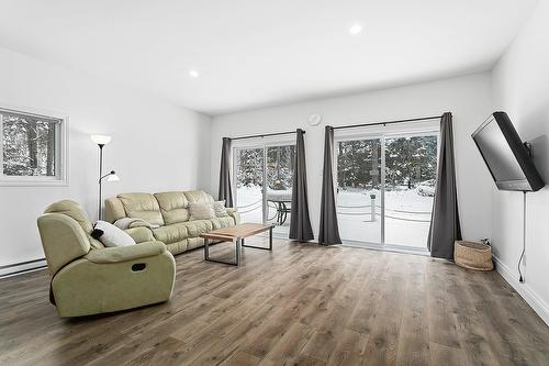 Salon - 30 Ch. Du Lac-De-La-Ferme, Otter Lake, QC - Indoor Photo Showing Living Room